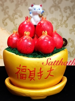 [งานสั่งทำ***] ทับทิม ประดิษฐ์จากดิน กระถางก้อนทอง/ ผลไม้มงคล ประดิษฐ์จากดิน กระถางก้อนทอง *ตัวหนังสือจีน แปลว่า ร่ำรวย โชคลาภ