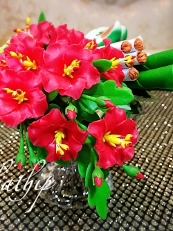 ชุดกรวยเชี่ยนหมากพลู บุหรี่ ดอกชบา บนถาดใบตอง ประดิษฐ์จากดิน พร้อมพานแก้ว