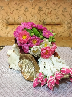 พวงมาลัยดอกบัวหลวง ประดิษฐ์จากดิน - Lotus garland