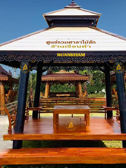 ( รหัส D1/3 ) ศาลา ไม้สัก แหย่งเสากลมเอียง ซุ้มสีโอ๊ค พื้นรวมพนักพิง3ด้านสีเงา หลังคาสีน้ำตาล ขนาด 250x250x300 เมตร เพิ่มระเบียงเรียบ 60 ซม.