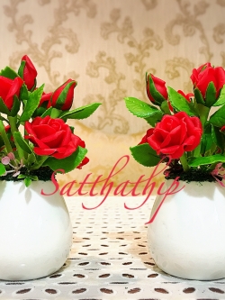 [สินค้าหมดชั่วคราว***] แจกันดอกกุหลาบ สีแดง ประดิษฐ์จากดิน - ดอกกุหลาบ - Rose Flower