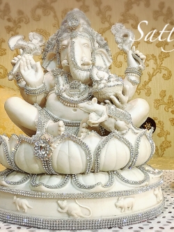 พระพิฆเนศ ปางสัมปทายะคเณศ (เรซิ่น แต่งองค์) - Ganesha: Lord of Success