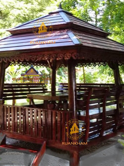 ( รหัส E1-Gรั้วรอบ ) ศาลาไม้สัก สีโอ๊ค พิงหลังอโยธยา หลังคา2ชั้นสีน้ำตาล เสากลมเอียง มีรั้วประตูกั้นรอบ / ขนาด 2,40x2.40x3.00 เมตร