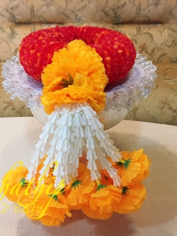 พวงมาลัยฮินดู/พวงมาลัยผ้า ดอกมัม (ร้อยด้วยกลีบ) สีแดง,เหลือง - Fabric garland