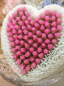 หัวใจดอกรักประดิษฐ์ (ปักดอกกุหลาบ ประดิษฐ์จากดิน)/ พานรับน้ำสังข์รูปหัวใจ/ พานรองแหวนหมั้น – ของชำร่วยงานแต่งงาน - Wedding souvenirs