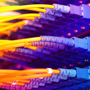 สายใยแก้วนําแสง (Fiber Optic) คืออะไร มีประโยชน์อย่างไร สามารถนำไปใช้งานทางไหนได้บ้าง