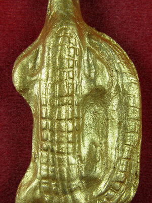 จรเข้อาคม(2) พระอาจารย์สุนทร วัดท่าเจริญ สุพรรณบุรี (ขนาด 2.5x5.5 cm) (เนื้อดินเผา ทาทอง)