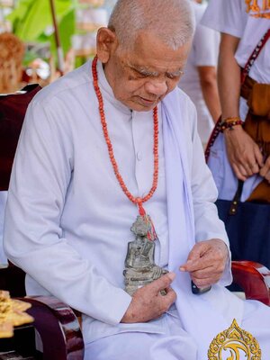 ขอเชิญสั่vจovหลวงพ่อเหลือ ขนาดหน้าตัก 4 นิ้ว สูง 7 นิ้ว