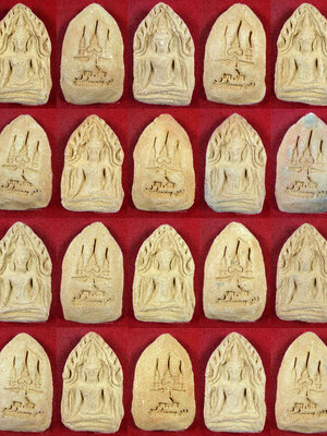 ขุนแผนรุ่นแรก หลวงพ่อวีระ วัดสมอลม สุพรรณบุรี พิมพ์ใหญ่ เนื้อดิน ปี 2557