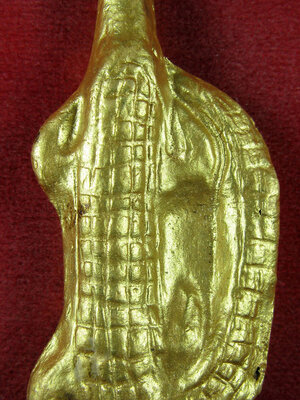 จรเข้อาคม(4) พระอาจารย์สุนทร วัดท่าเจริญ สุพรรณบุรี (ขนาด 2.5x5.5 cm) (เนื้อดินเผา ทาทอง)