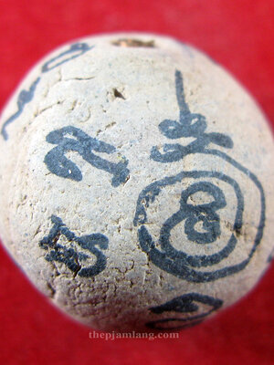 ลูกอมสะกดทัพ(8) รุ่นแรก พระอาจารย์หนึ่ง วัดท่าโขลง ลพบุรี เนื้อผงพุทธคุณฝังตะกรุด ปี 2553