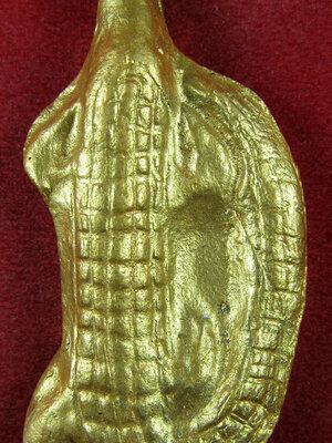 จรเข้อาคม(1) พระอาจารย์สุนทร วัดท่าเจริญ สุพรรณบุรี (ขนาด 2.5x5.5 cm) (เนื้อดินเผา ทาทอง)