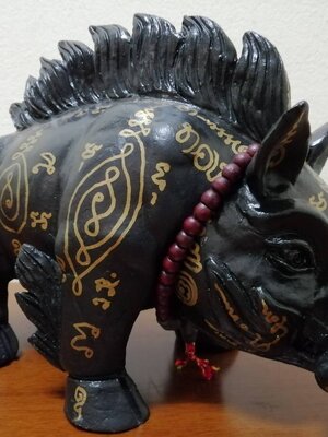 พญาหมูนารายณ์พลิกแผ่นดิน ขนาดบูชา พระอาจารย์แก่ วัดเกาะลอย ราชบุรี (สีดำ) ปี 2562