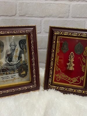 กรอบรูปพร้อมเหรียญ กรอบหลวงพ่อเงิน หลวงปู่หมุน หลวงพ่อพัฒน์