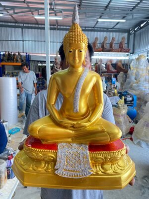 พระปางสมาธิ องค์ใหญ่เป็นพระประธานได้ กว้าง 15 นิ้วครึ่ง สูง 21 นิ้ว