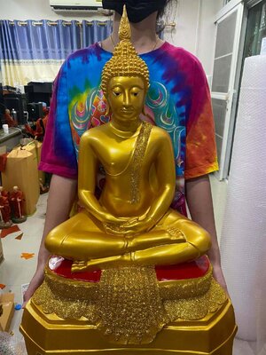 พระปางสมาธิ และ พระปางสะดุ้งมาร องค์ใหญ่เป็นพระประธาน