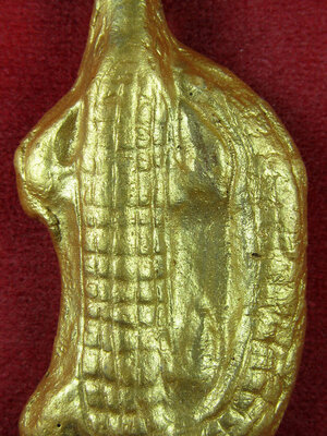 จรเข้อาคม(3) พระอาจารย์สุนทร วัดท่าเจริญ สุพรรณบุรี (ขนาด 2.5x5.5 cm) (เนื้อดินเผา ทาทอง)