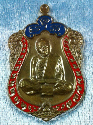 เหรียญเสมาบูรพาจารย์(1) หลวงปู่ทิม อิสริโก เนื้อชนวน ลงยา บนน้ำเงิน-ขอบแดง ปี 2561