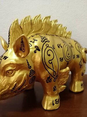 พญาหมูนารายณ์พลิกแผ่นดิน ขนาดบูชา พระอาจารย์แก่ วัดเกาะลอย ราชบุรี (สีทอง) ปี 2562