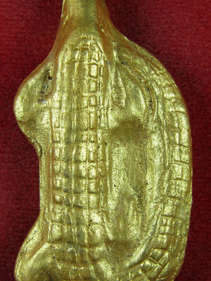 จรเข้อาคม(5) พระอาจารย์สุนทร วัดท่าเจริญ สุพรรณบุรี (ขนาด 2.5x5.5 cm) (เนื้อดินเผา ทาทอง)