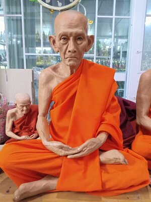 หลวงพ่อรวย หน้าตัก 18 นิ้ว องค์ใหญ่มาก