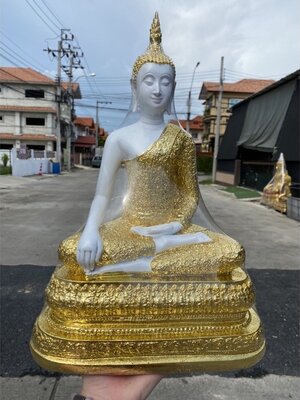 พระปางสะดุ้งมาร กว้าง11นิ้ว สูง17นิ้ว สีขาวปิดทองพรีเมี่ยม พระปางชนะมาร