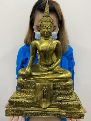 พระปางสะดุ้งมาร กว้าง12นิ้ว สูง 18นิ้ว สีทองโบราณ