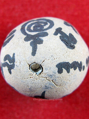 ลูกอมสะกดทัพ(6) รุ่นแรก พระอาจารย์หนึ่ง วัดท่าโขลง ลพบุรี เนื้อผงพุทธคุณฝังตะกรุด ปี 2553