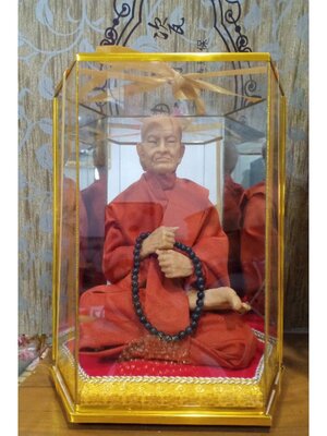 พระเกจิพร้อมตู้ ของขวัญ ของที่ระลึก องค์พระด้านในหน้าตัก5นิ้ว