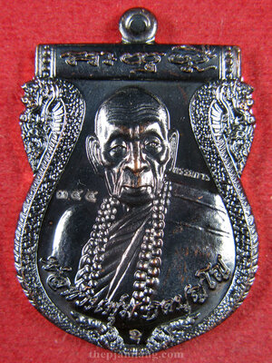 เหรียญเสมารุ่นแรก(2) พ่อท่านพุ่ม สำนักสงฆ์ดอยเจดีย์ศรีพุทธสถิต นครศรีธรรมราช รุ่นอายุยืน 113 เนื้อทองแดง รมดำ ปี 2557