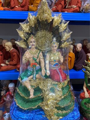 ปู่ศรีสุทโธย่าศรีประทุมมา ปู่ย่า องค์ใหญ่ห่มผ้าจริง สูง23นิ้ว กว้าง18นิ้ว