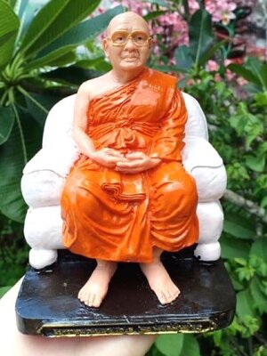 หลวงพ่อฤาษีลิงดำ นั่งโซฟา สูง6นิ้ว