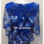 เสื้อลูกไม้บุหงา สีน้ำเงิน คอปาด แขน 3 ส่วน รอบอก 38 นิ้ว